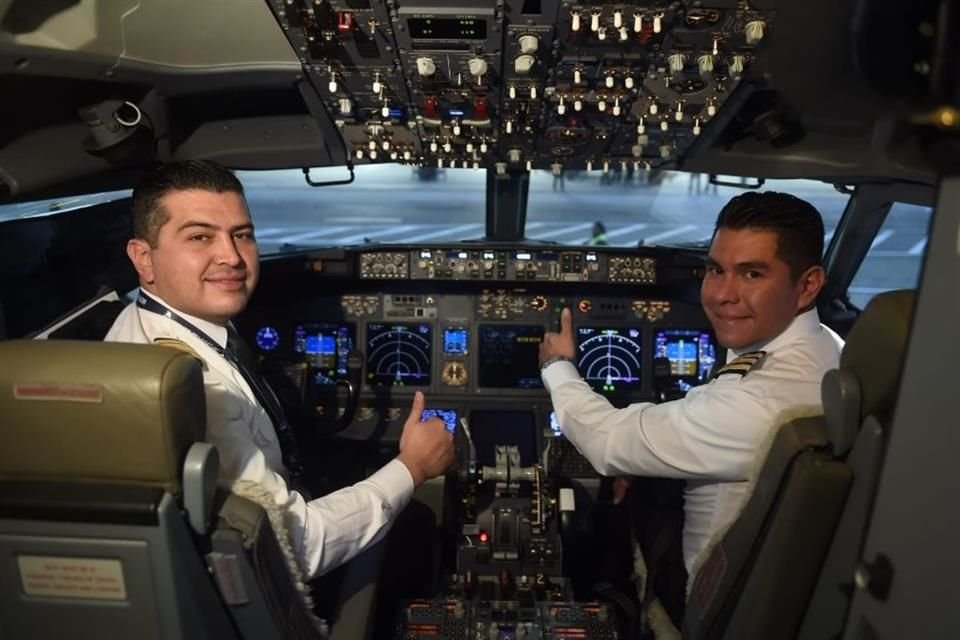 Pilotos del primer vuelo de Mexicana de Aviación.