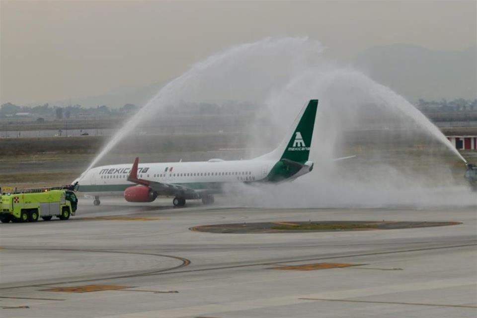 Viaje inaugural de la nueva Mexicana de Aviación.