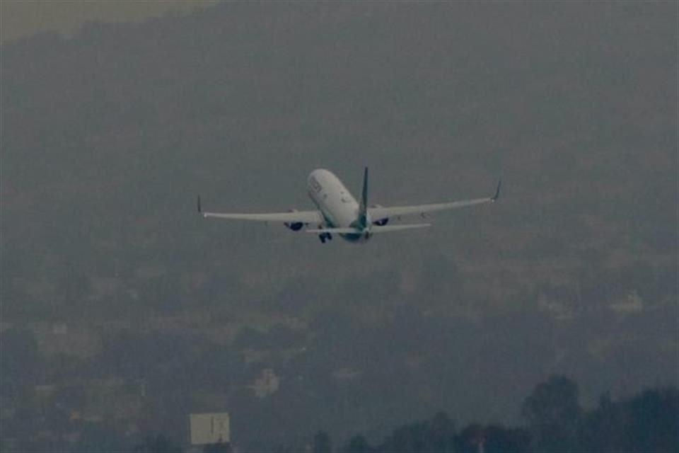 Momento del despegue del vuelo 1788 de la nueva Mexicana de Aviación el día de ayer desde el AIFA.