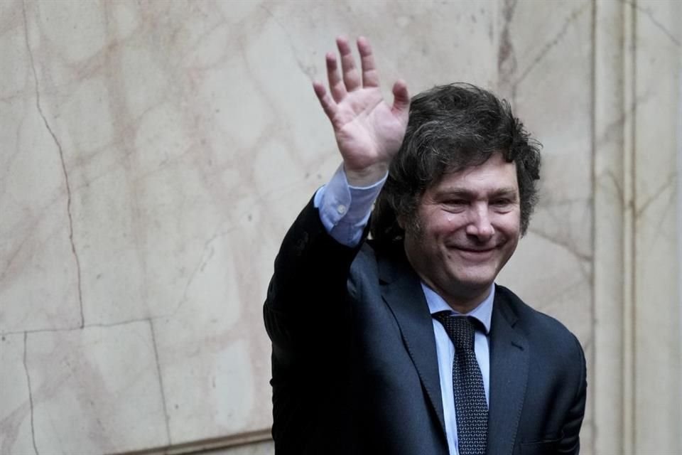 El Presidente electo Javier Milei saluda durante una sesión del Congreso para declararlo oficialmente ganador de la segunda vuelta presidencial, en Buenos Aires, Argentina, el 29 de noviembre de 2023.