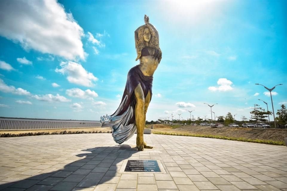 Barranquilla rindió homenaje a Shakira con una estatua de seis metros de altura; en la develación estuvieron los padres de la cantante.