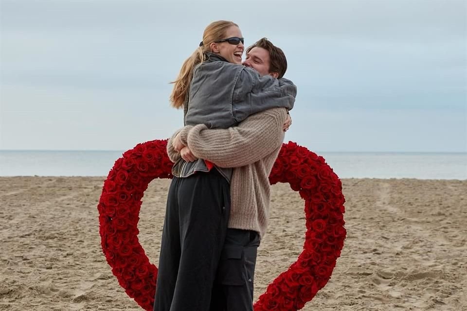 La propuesta de matrimonio se llevó a cabo en una playa, con pétalos de rosa y un arreglo floral en forma de corazón.