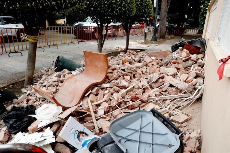 Autoridades esperar retirar hoy el cascajo que sigue afuera de las viviendas.
