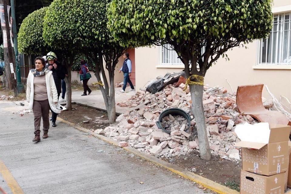 Myriam Urzúa, titular de la SGIIRPC, señala que se colocarán tapiales para evitar el colapso de más estructuras.