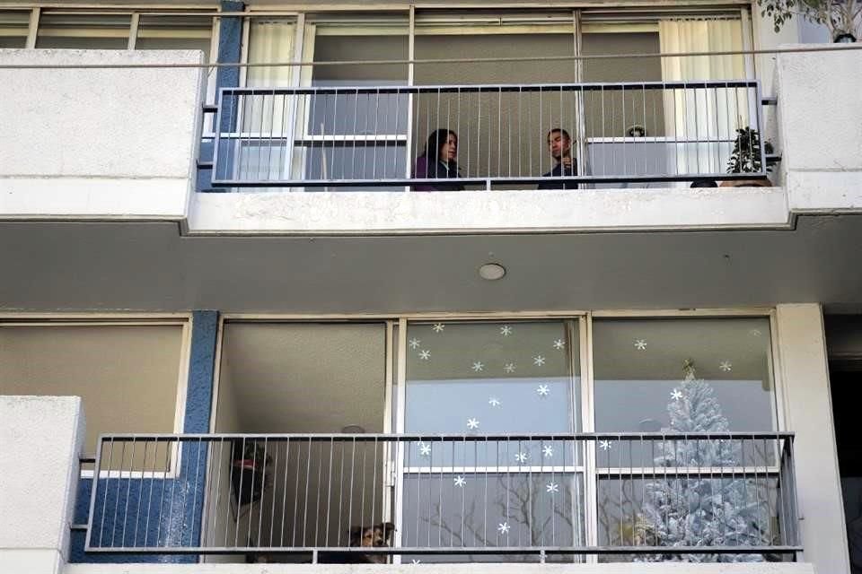 Edificios cercanos permanecen sin vidrios tras la explosión del viernes.
