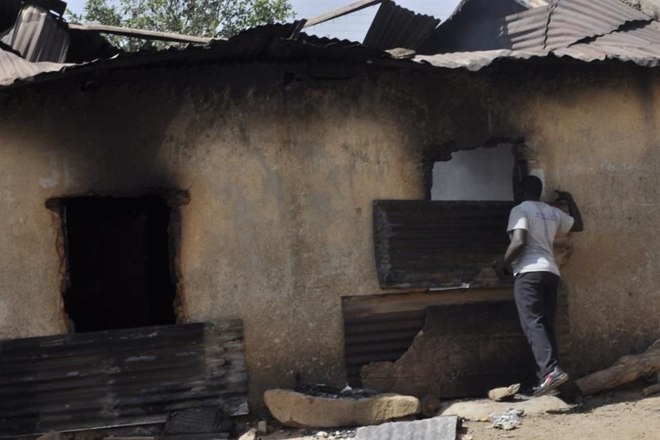 Un hombre inspecciona una casa quemada tras un ataque de hombres armados en Bokkos, Nigeria, el 26 de diciembre.