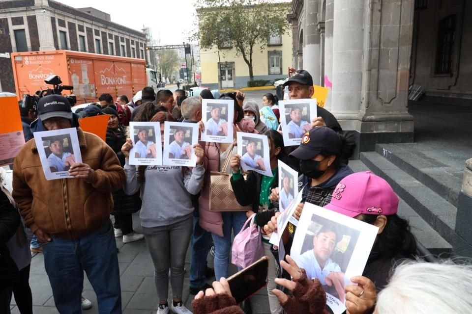 Familiares de trabajadores de empresa de venta de pollo, secuestrados por el crimen organizado, se manifestaron frente a palacio de gobierno del Estado de México.