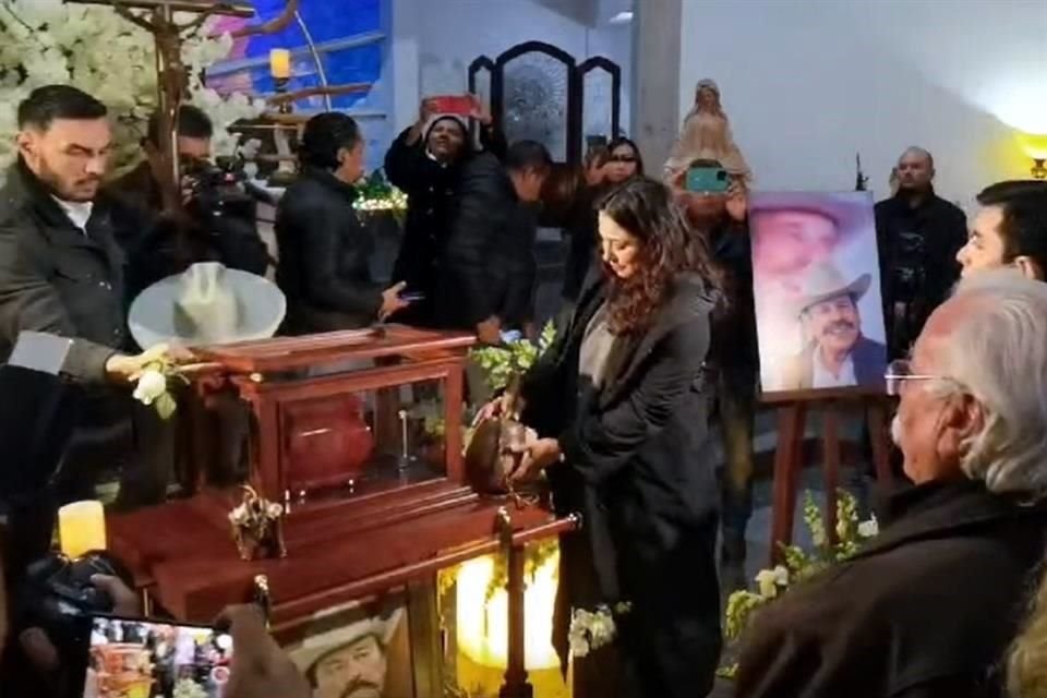 Armando y Cecilia Guadiana, hijos del fallecido político coahuilense, arribaron a la Capilla Renacimiento con las cenizas de su padre, el Senador Armando Guadiana Tijerina.