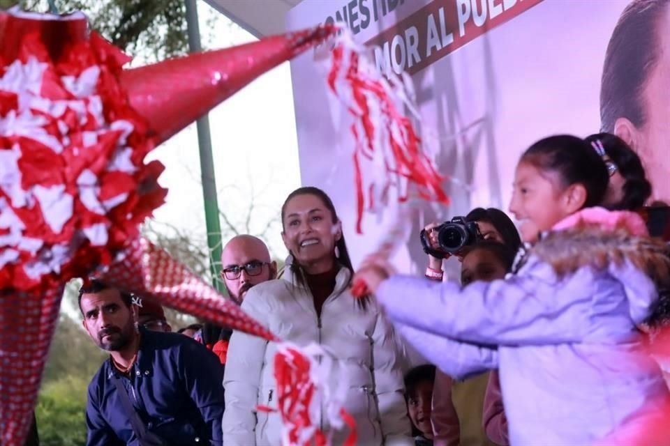 Al finalizar del mitin, Claudia Sheinbaum y Clara Brugada acompañaron a un grupo de niños a romper una piñata.