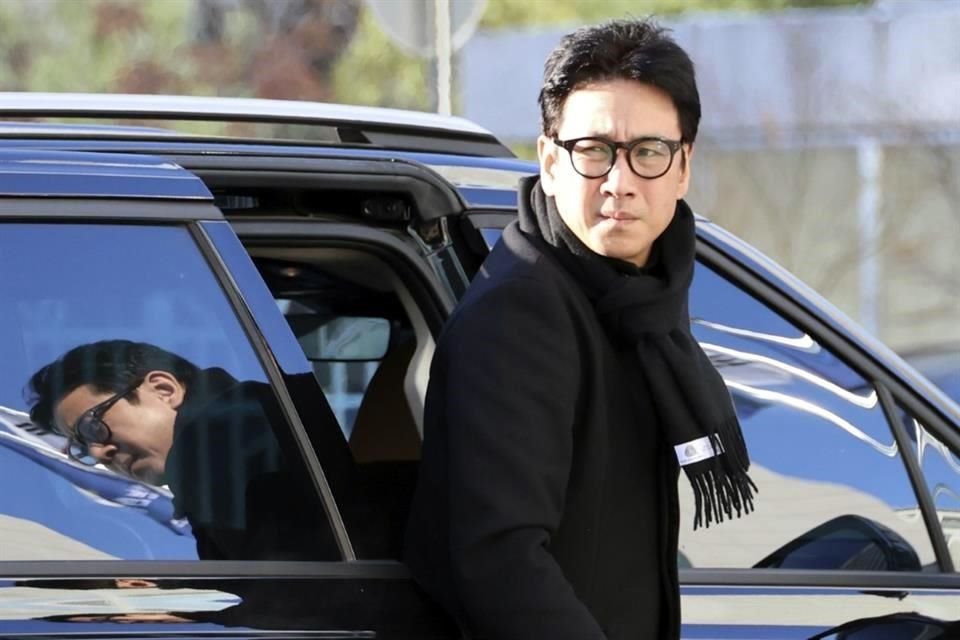 Lee Sun-kyun, actor sudroreano que interpretó al padre de a familia Park en la película Parásitos, que ganó cuatro premios Óscar en 2020, fue hallado muerto en un auto en Seúl.