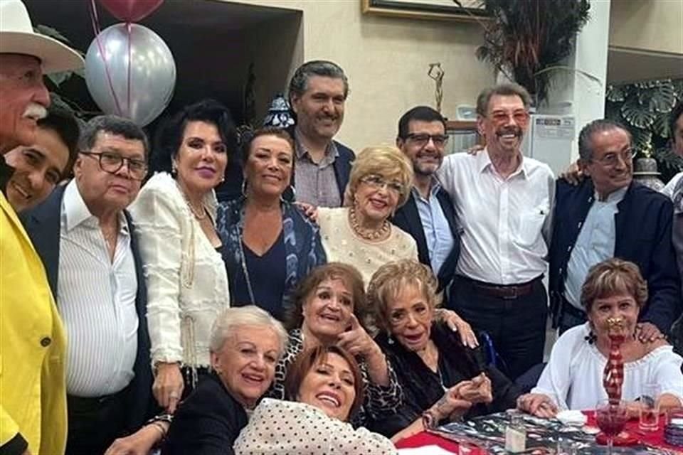 Festeja Silvia  Pinal su cumpleaños 93 junto a sus hijos y amigos. Foto Cortesía Yolanda Garza.