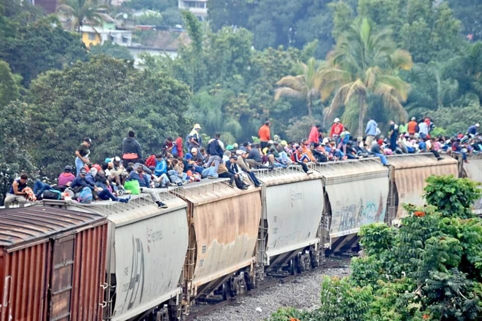 Migrantes varados en Córdoba, Veracruz, ante la suspensión de operaciones de Ferrosur.