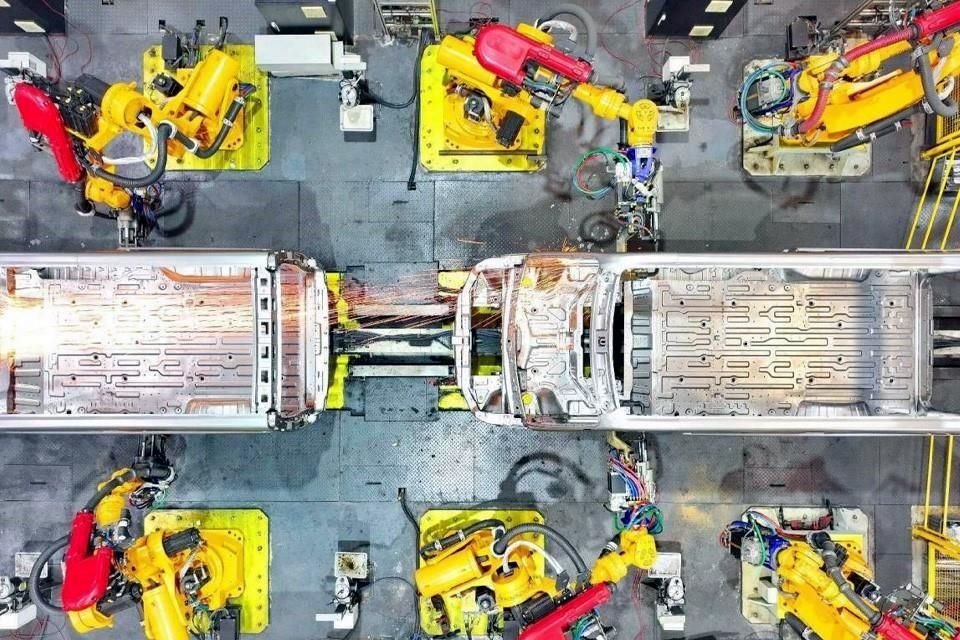 Los vehículos de nueva energía se fabrican en un taller de una empresa en Ganzhou, provincia de Jiangxi, en el este de China.