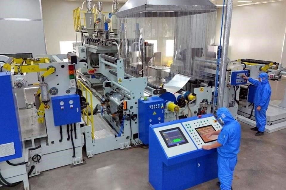Trabajadores prueban nuevos equipos en un taller de una empresa tecnológica en Yantai, provincia de Shandong, en el este de China.