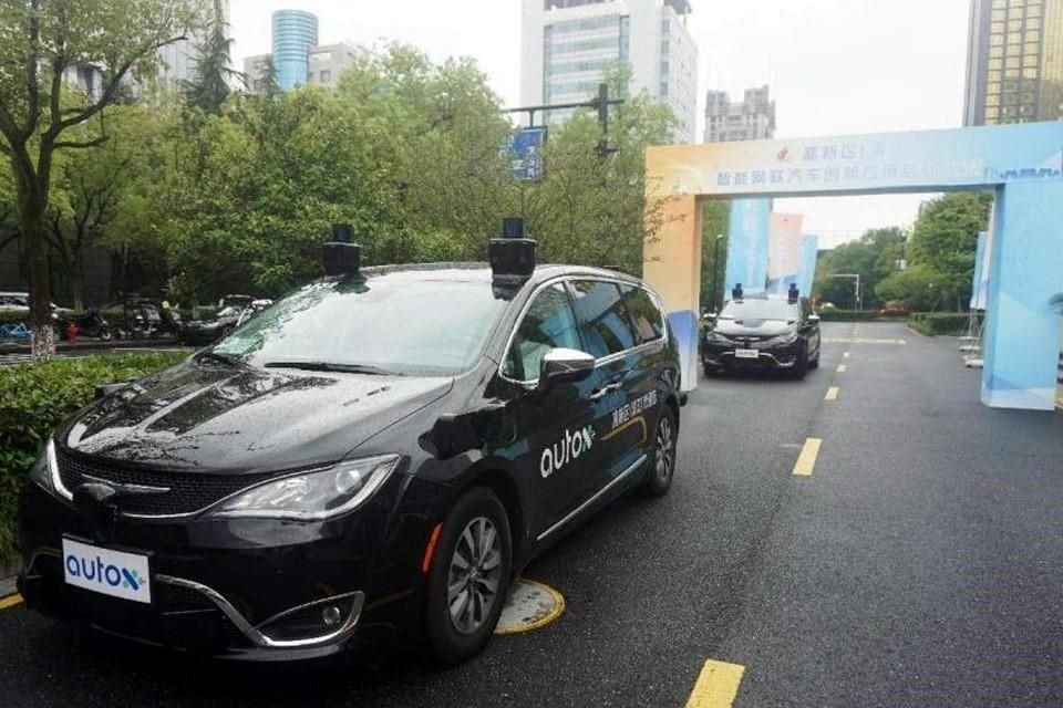 La foto muestra vehículos conectados inteligentes no tripulados en el distrito Binjiang, Hangzhou, provincia de Zhejiang, en el este de China.