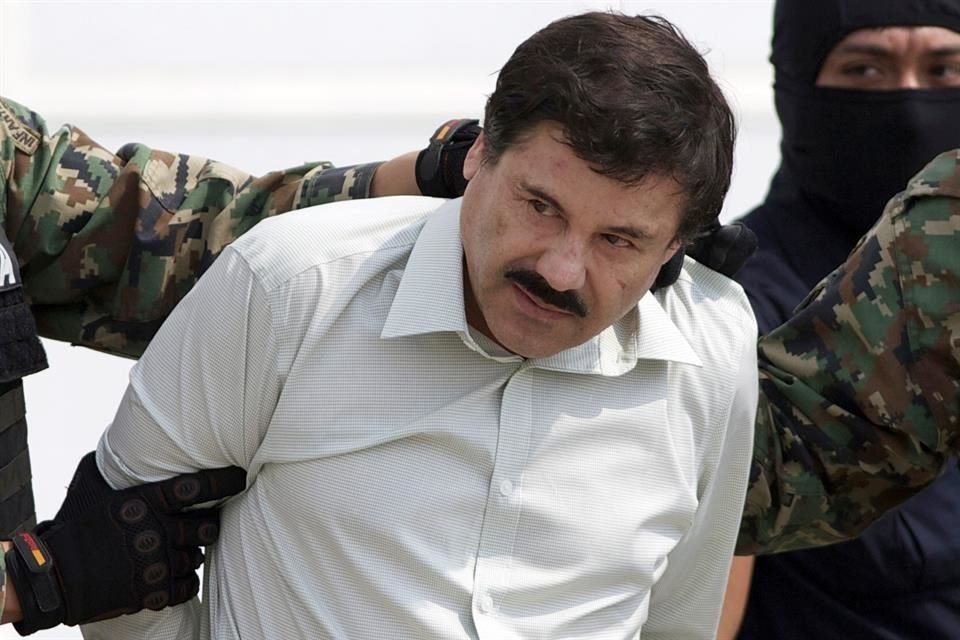 'El Chapo' Guzmán siendo escoltado a un helicóptero en la Ciudad de México tras su captura, el 22 de febrero de 2014.