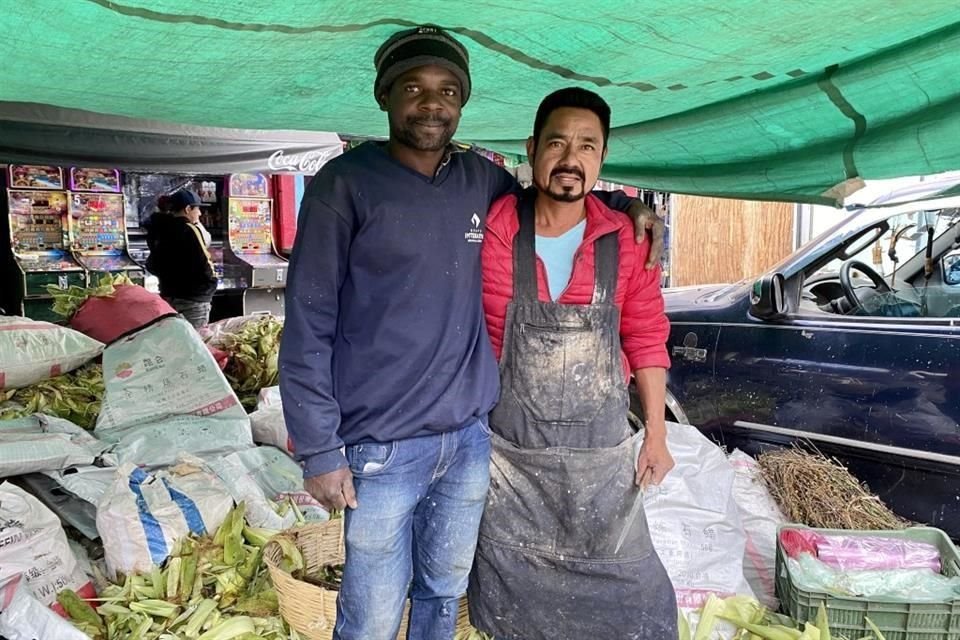 Donald Joseph, migrante de origen haitiano, trabaja en un puesto de verduras del comerciante José Martín.