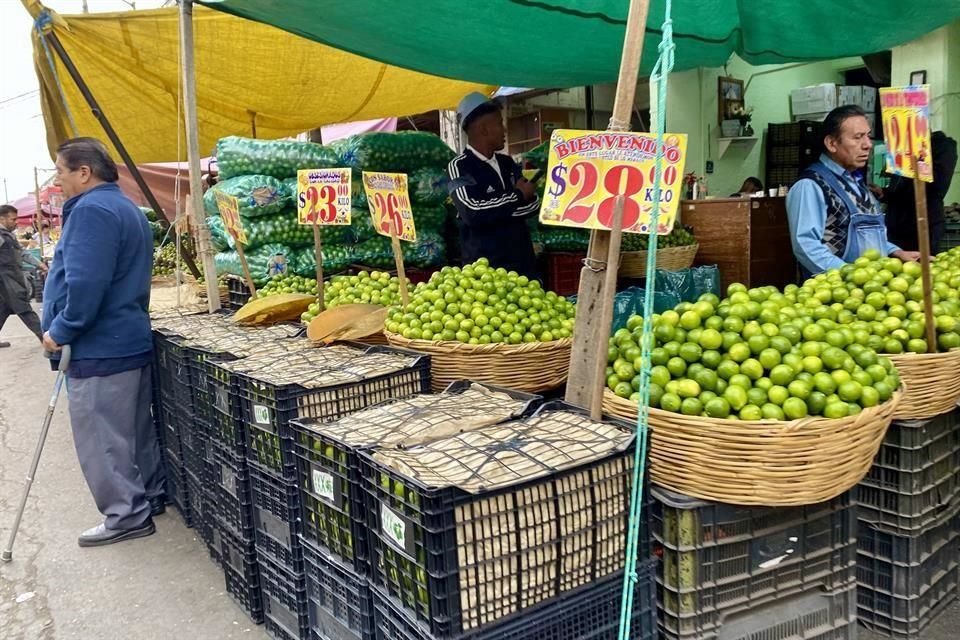 El venezolano Felix Cueto trabaja en un puesto de limones ubicado en una calle cercana al Mercado de la Merced.