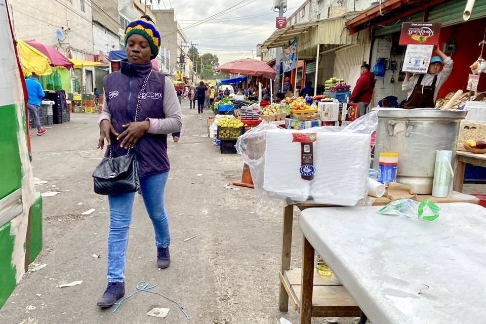 La Haitiana Edithe Oshias labora en la zona de bodegas de verduras ubicada en la calle El Rosario.