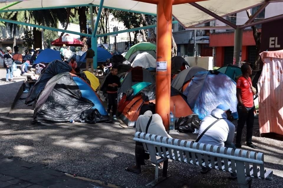 La Administración capitalina busca ayuda de organizaciones ciudadanas y de la Federación para brindar atención a personas migrantes que han formado campamentos.