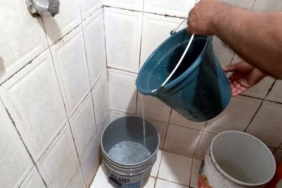 Los vecinos siguen buscando soluciones ante cortes de agua.