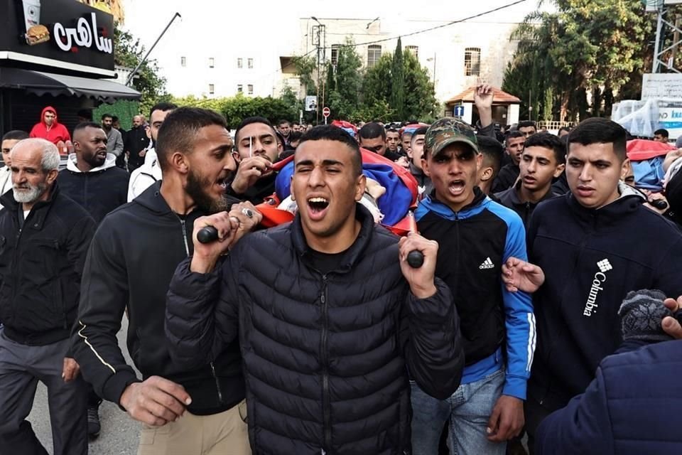 Personas asisten al funeral de palestinos asesinados durante una incursión israelí en el campo de refugiados de Nur Shams.