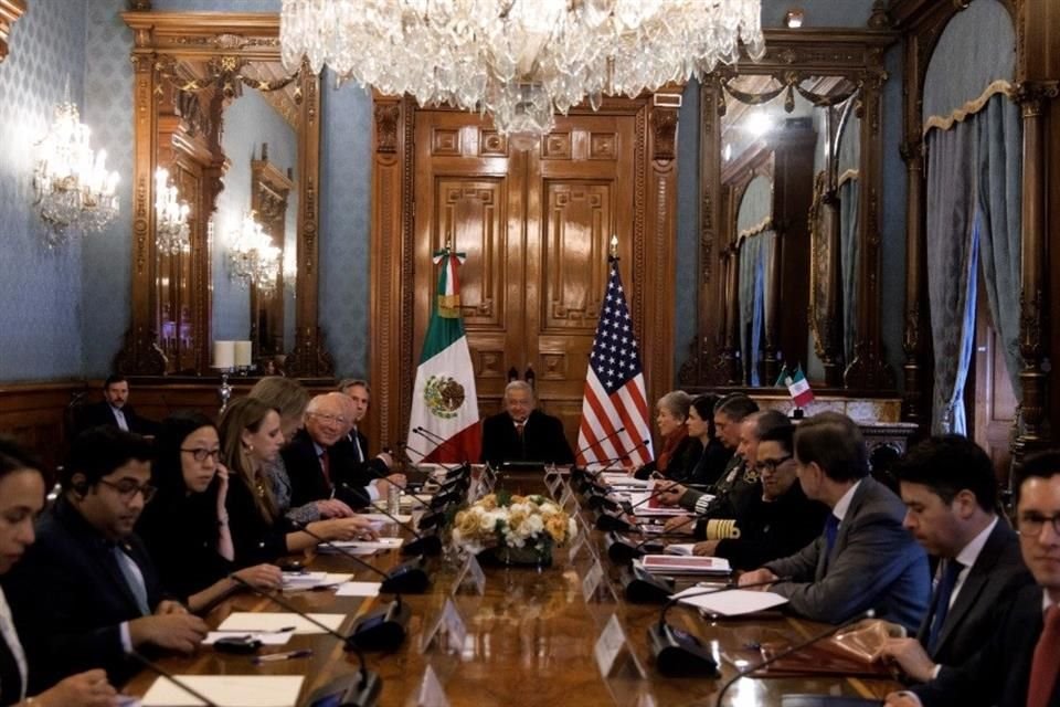 Reunión de las delegaciones mexicanas y de EU ayer en Palacio Nacional para atender el fenómeno migratorio.