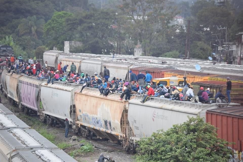 Más de 400 migrantes en Córdoba obligaron a Ferrosur suspender sus operaciones en la estación o patio de maniobras.