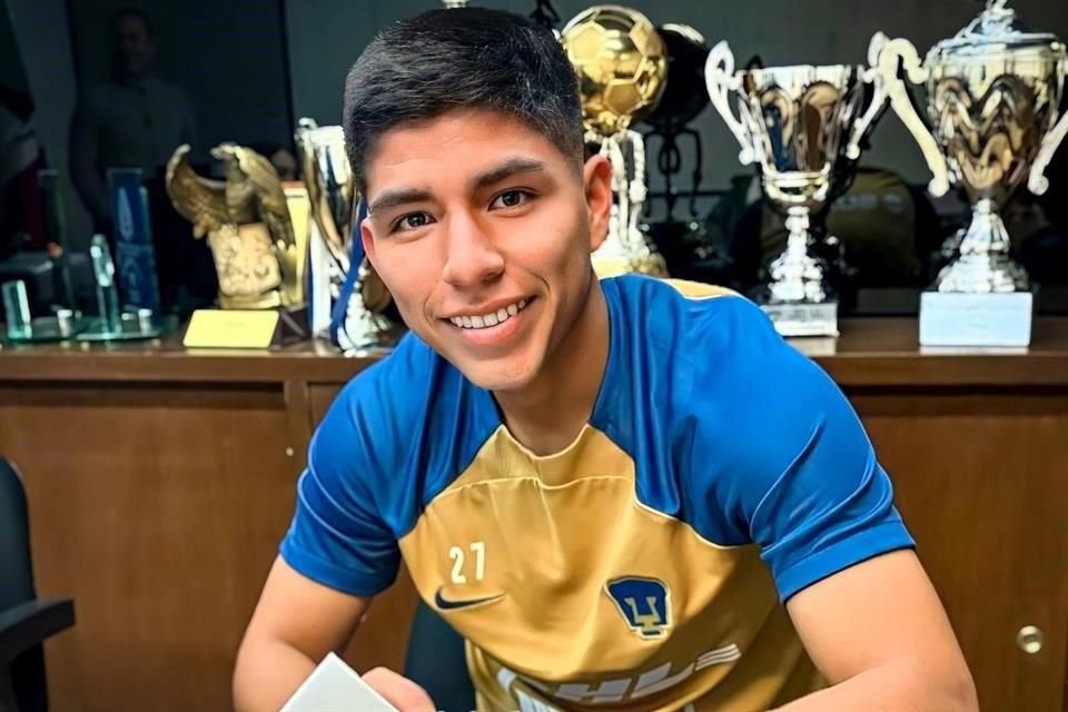 Piero Quispe firmando su contrato con Pumas.