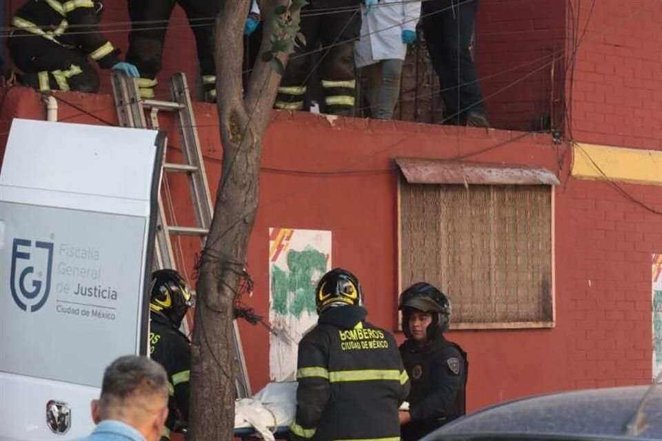 Según reportes de las autoridades, la mañana del jueves se vino abajo desde la azotea del inmueble de cuatro niveles, ubicado en la esquina de Calle Toltecas y Granada.