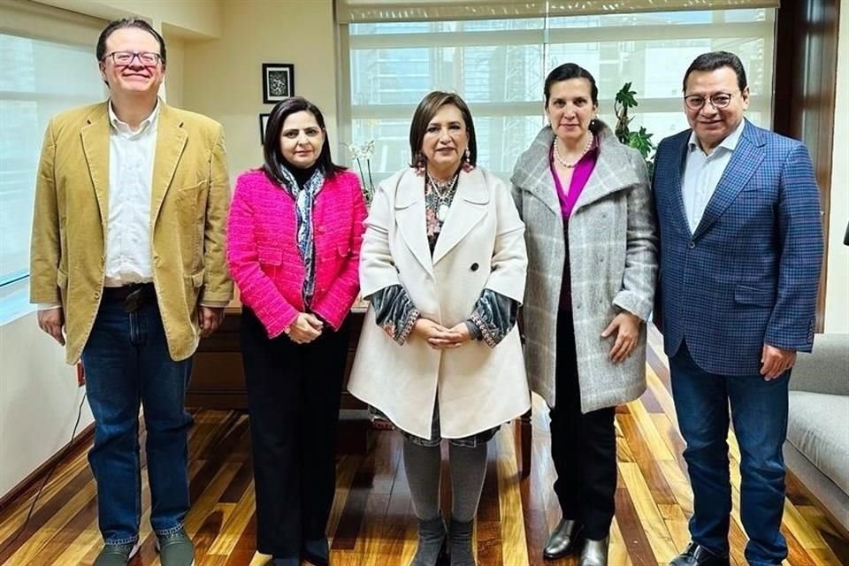 Xóchitl Gálvez acudió a la reunión con su vocera, Kenia López.