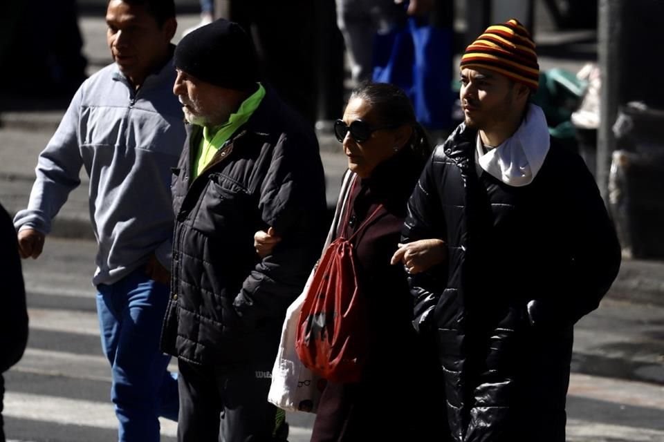 Los síntomas comienzan a finales de otoño y principios de invierno y suelen disminuir hasta la primavera.