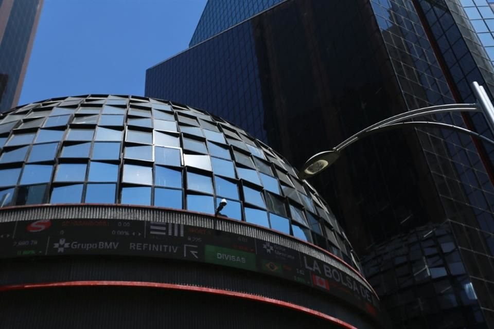 Medido en dólares, la renta variable local tuvo un ajuste a la baja de 29.88 por ciento, el más amplio entre las principales bolsas del mundo, únicamente alcanzada por el índice brasileño Ibovespa que retrocedió 29.54 por ciento en el periodo.