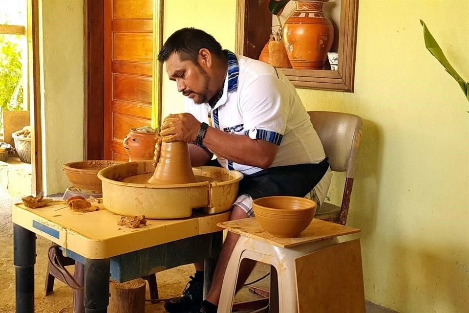 A través de los talleres de cerámica se han incorporado más personas al proyecto, como Rafael, quien ahora se ha convertido en uno de los principales alfareros.