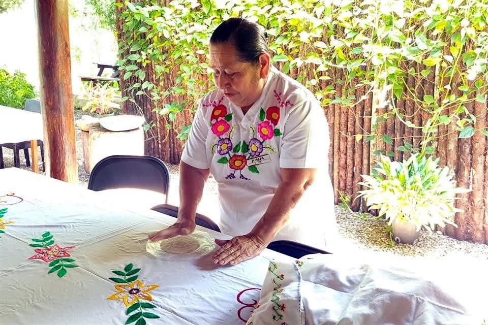 Josefa defiende la elaboración de alimentos con productos cultivados también en la comunidad, como la masa para las tortillas.
