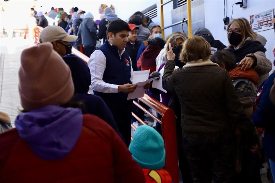 El personal de la organización repartiendo los formularios para la aplicación.