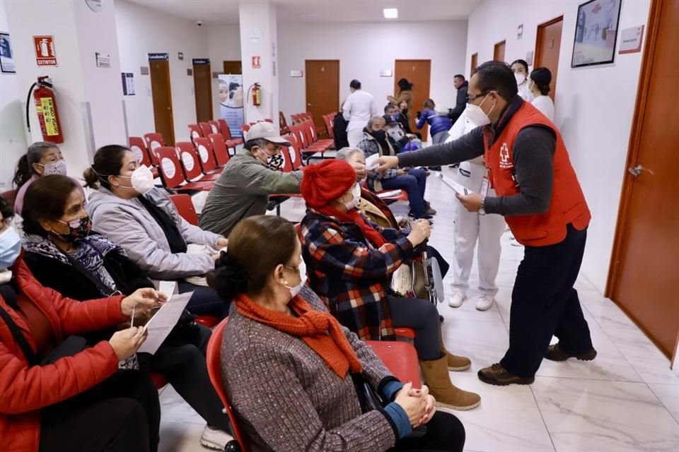 La Cruz Roja repartió ayer por la mañana 100 fichas para misma cantidad de dosis.