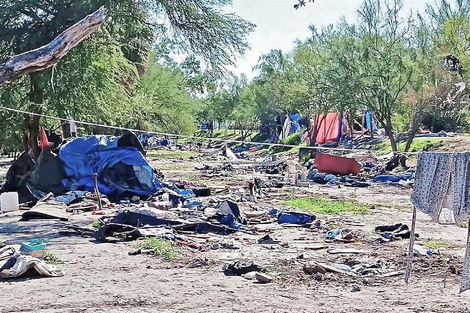 El campamento de migrantes, a la orilla del Río Bravo, en Matamoros, quedó prácticamente vacío luego de que el INM implementara operativos.