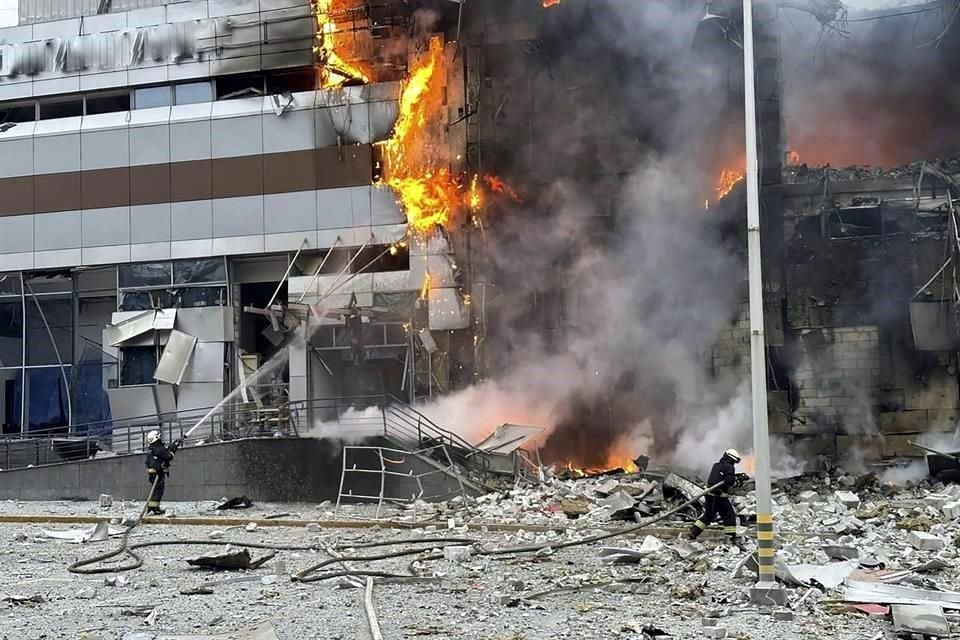 Los bomberos trabajan en el lugar de un edificio dañado después de un ataque ruso en Kiev, Ucrania.