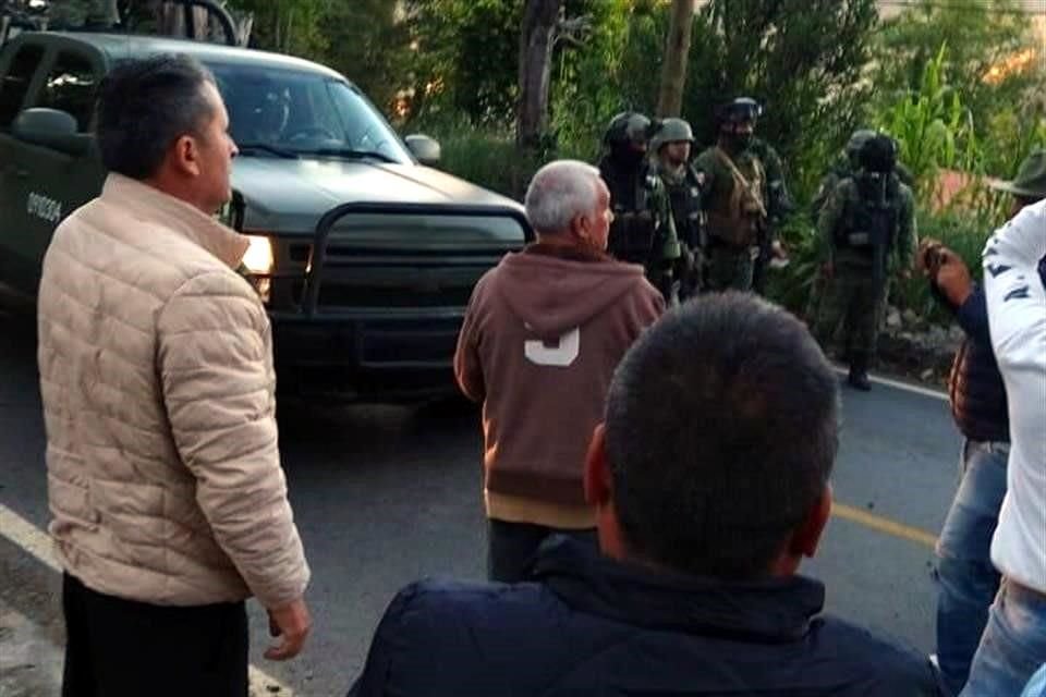 Habitantes de la zona acusan que los taxistas son halcones del crimen organizado.