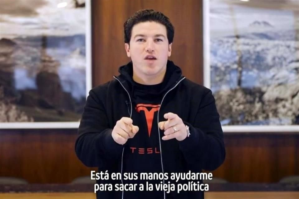 Samuel García, Gobernador de Nuevo León, envió un menaje de fin de año portando una camisa con el logo de Tesla.