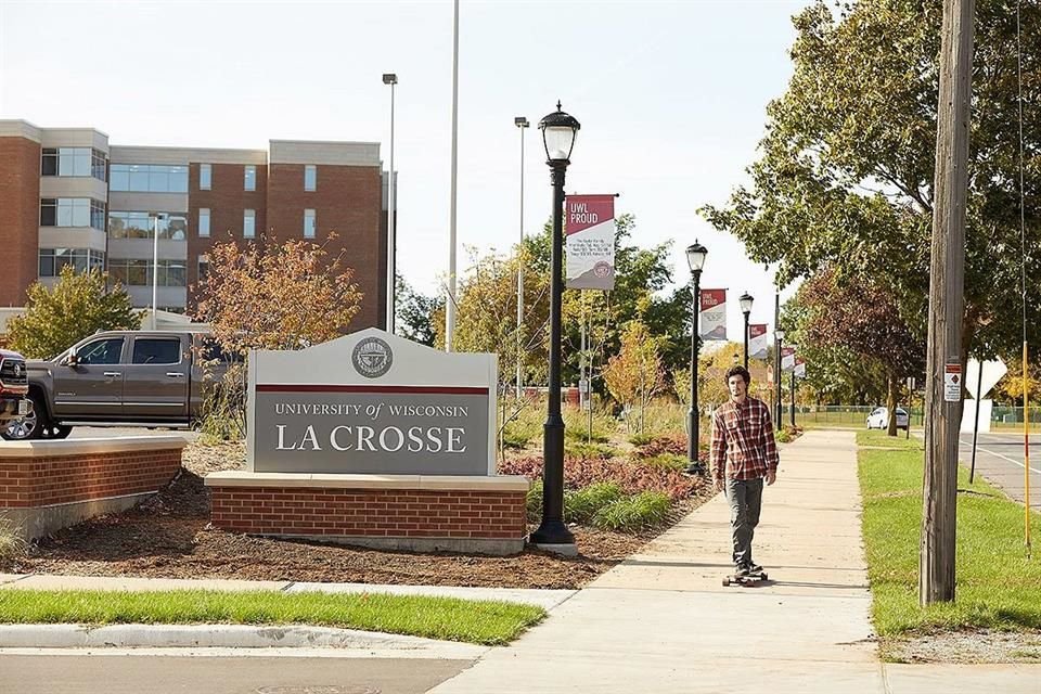 La Universidad de Wisconsin-La Crosse es una institución de educación superior pública con menos de 25 mil estudiantes.