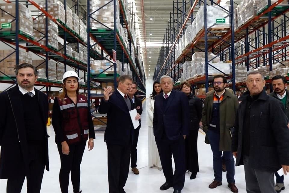 El Presidente López Obrador recorrió la Megafarmacia del Bienestar.