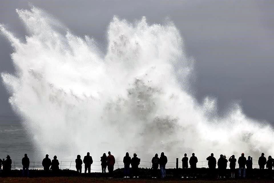 Poderosas olas llegaron a las playas de la costa oeste cuando un gran oleaje generado por el tormentoso Océano Pacífico empujó hacia las costas, causando inundaciones localizadas.