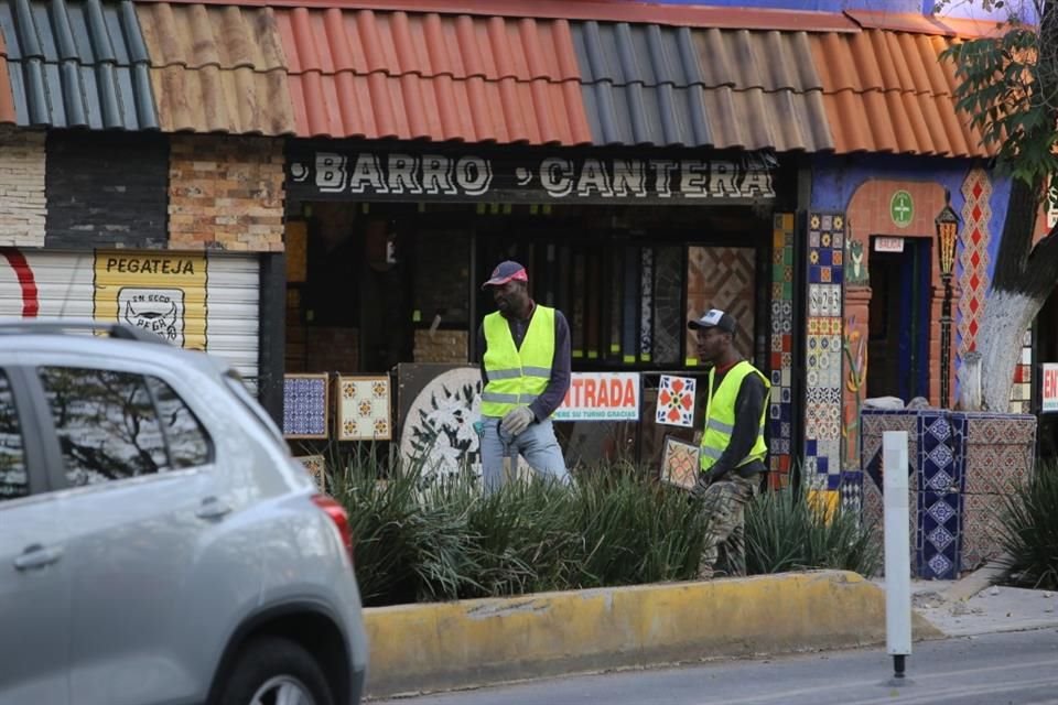 Tanto a sus compañeros como a ellos les tienen prohibido hablar de su estatus migratorio en la Ciudad.  