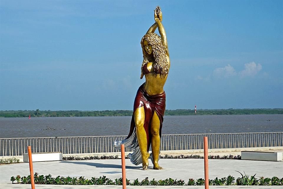 Una estatua de 6.5 metros adorna su natal Barranquilla.