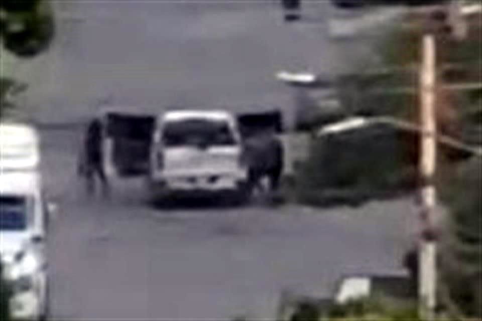 En imágenes captadas por testigos se observaba a sujetos que disparaban desde una camioneta blanca estacionada a la mitad de la vialidad