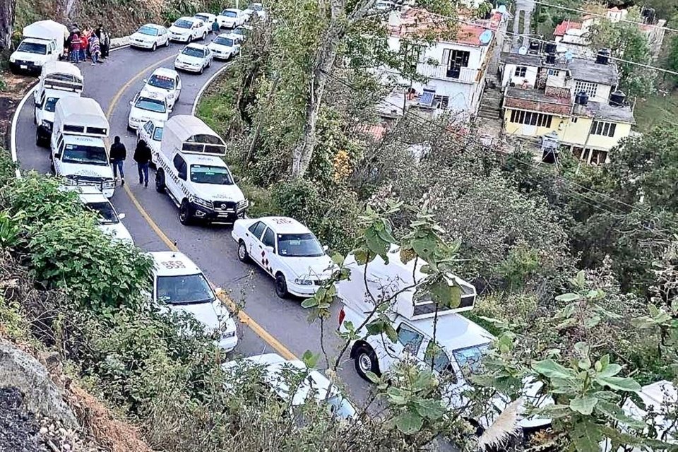 Taxistas bloquearon entrada de militares a Sultepec, Edomex; pobladores indicaron que movilizaciones son incitadas por Familia Michoacana.