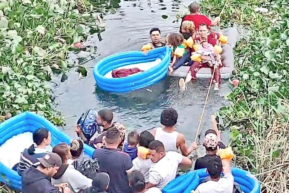 Un día después de que agentes migratorios realizaron redadas en Matamoros, familias de extranjeros cruzaron ayer por el Río Bravo rumbo a Texas para pedir asilo.