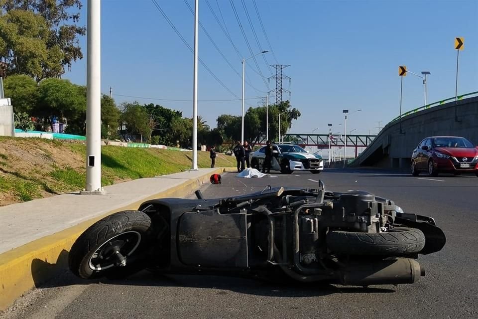 El percance ocurrió cuando el motorista, de 40 años aproximados, perdió el control de su unidad al pasar por un bache de la Avenida Canal del Desagüe.